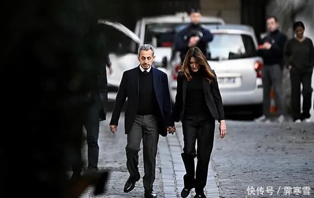 萨科齐入狱前与妻子拥抱