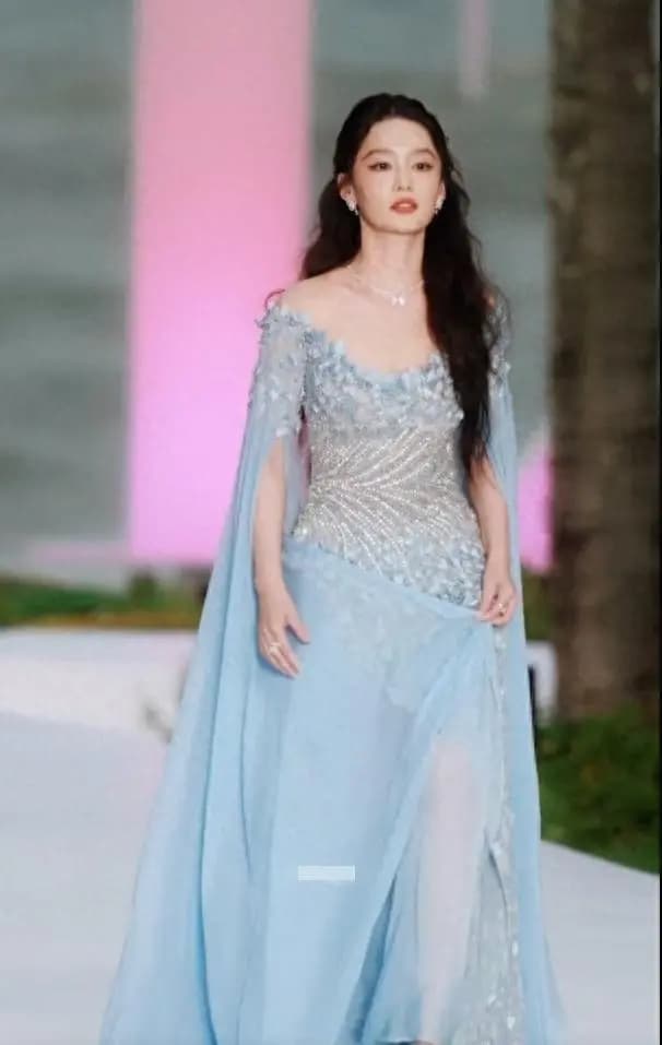 李沁身穿蓝色高开衩礼服亮相红毯