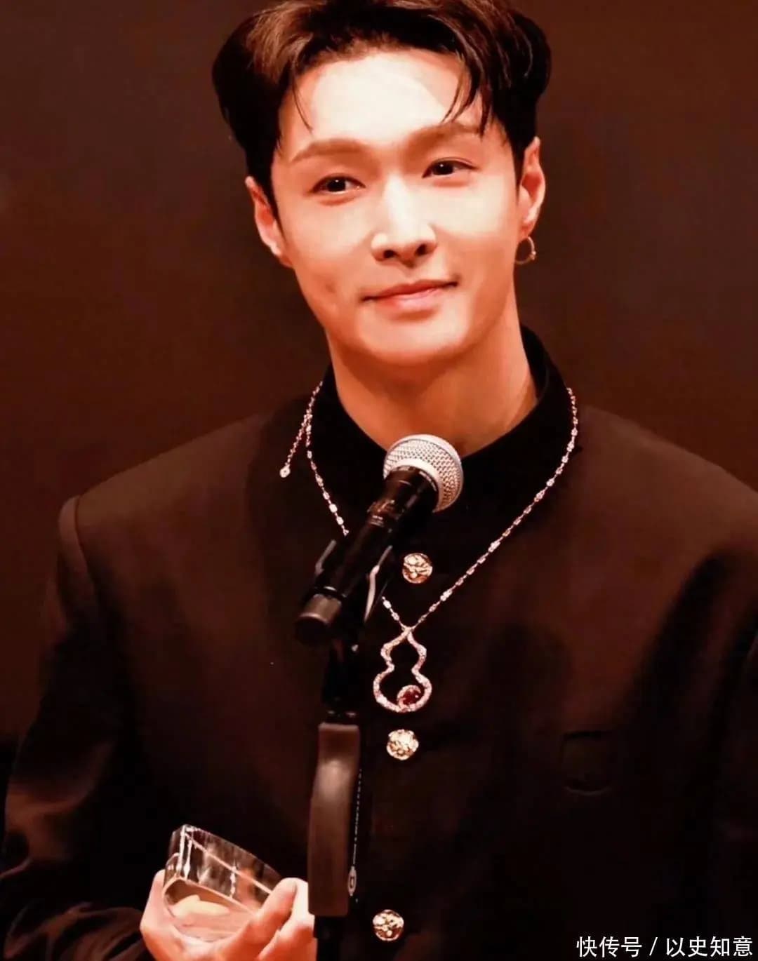 影帝张艺兴再获大奖!主演电影票房破80亿,黄渤的话得到了印证