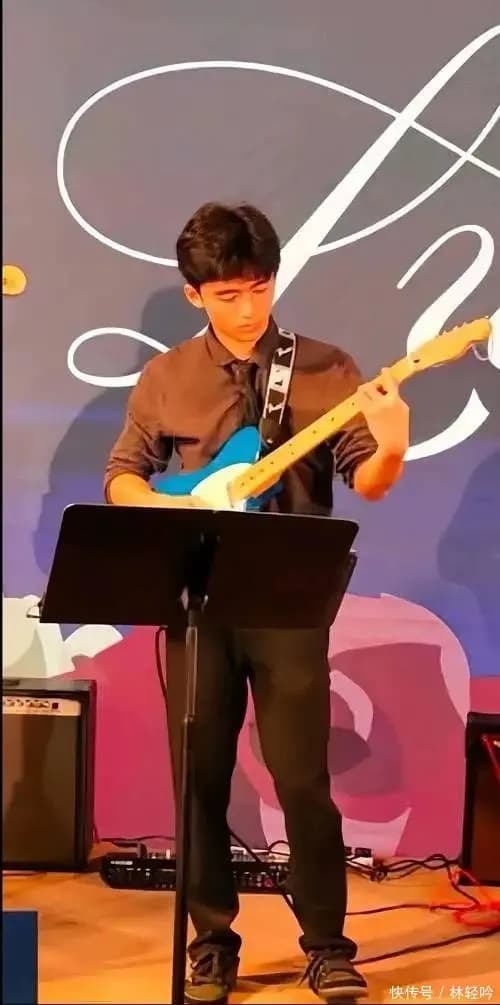 谢振轩弹吉他展现音乐天赋