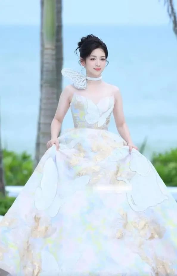 主持人安慰摔倒的代露娃