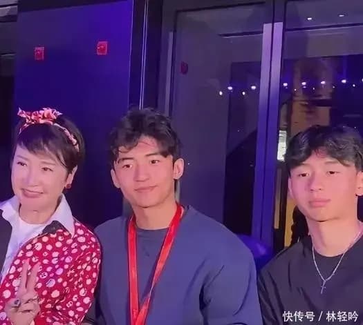 谢霆锋母亲狄波拉与孙子们的家庭聚会照