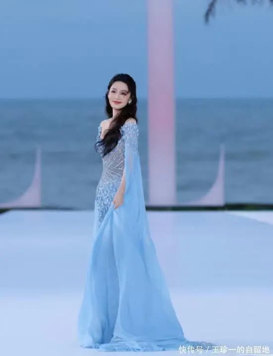 李沁长裙随风飘逸