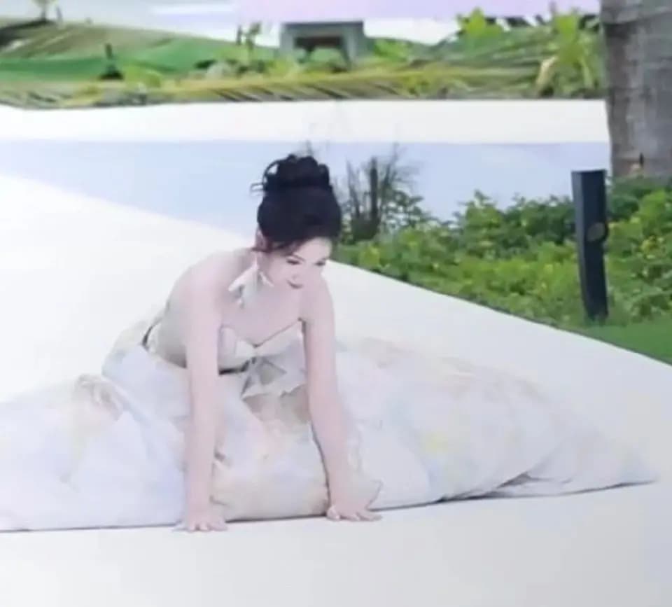 代露娃摔倒后迅速整理裙摆保持优雅