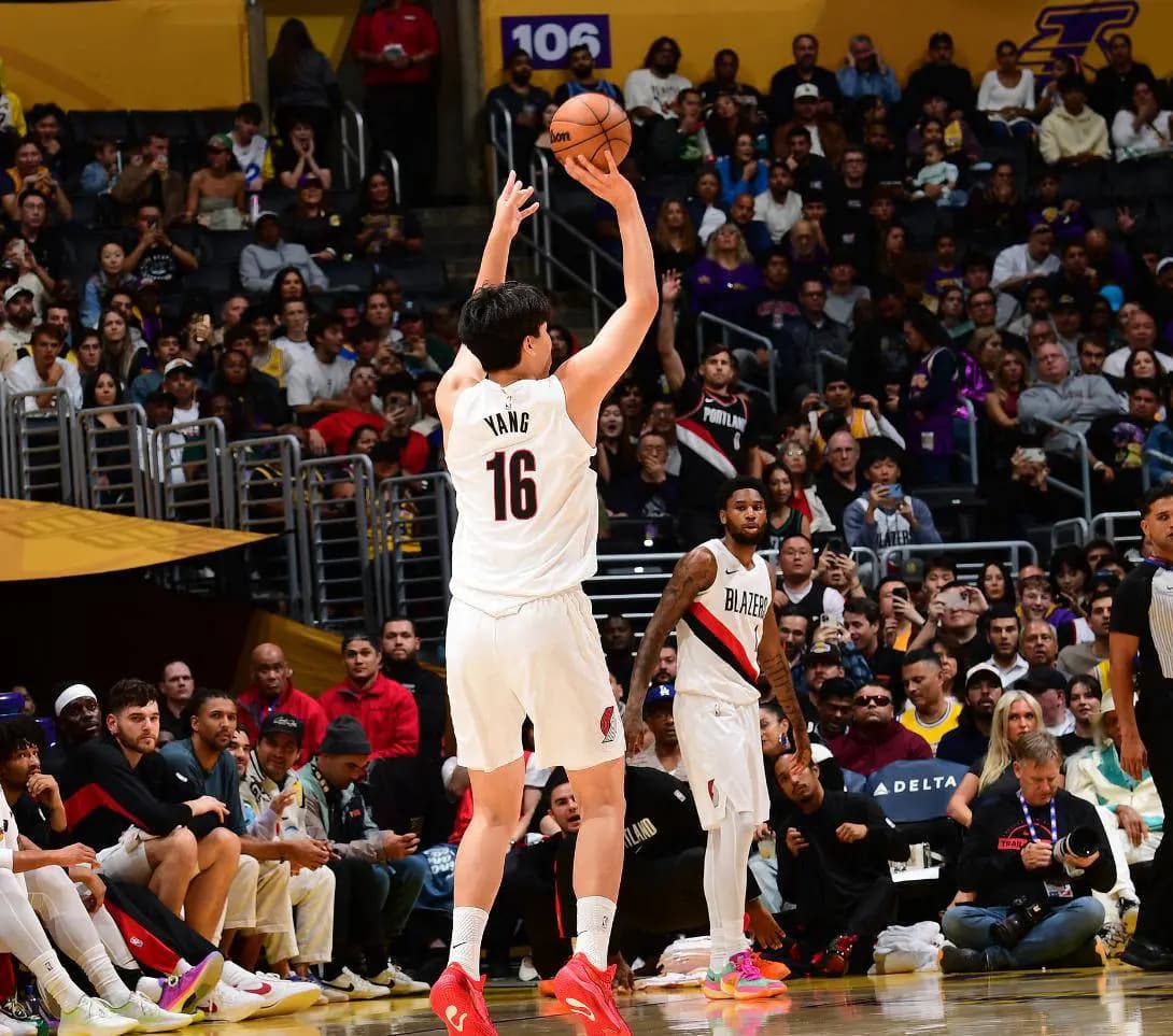 杨瀚森替补登场引发快船球迷欢呼