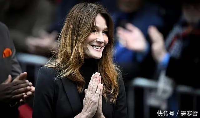 萨科齐夫妇与媒体打招呼