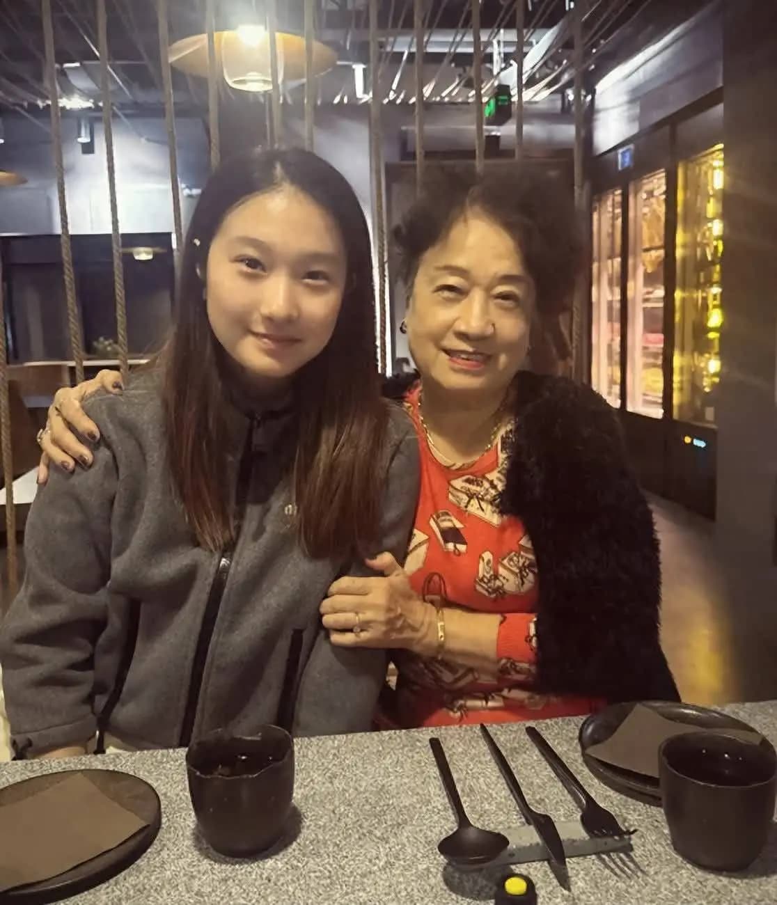 爱马晒与姥姥合照,继承马伊琍文章基因,越长越美!