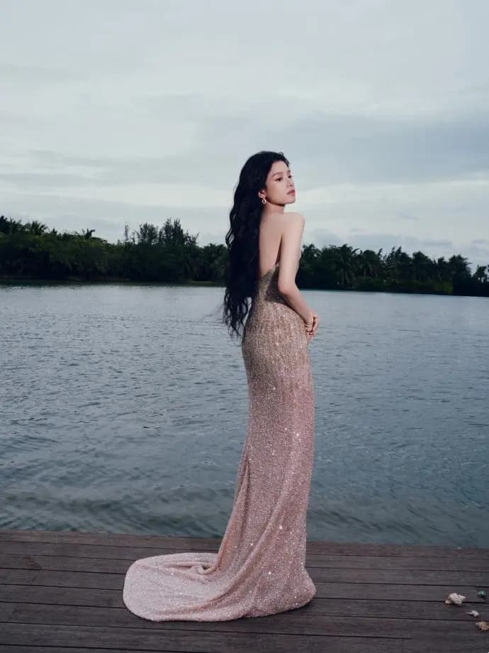 张婧仪气场全开的红毯照