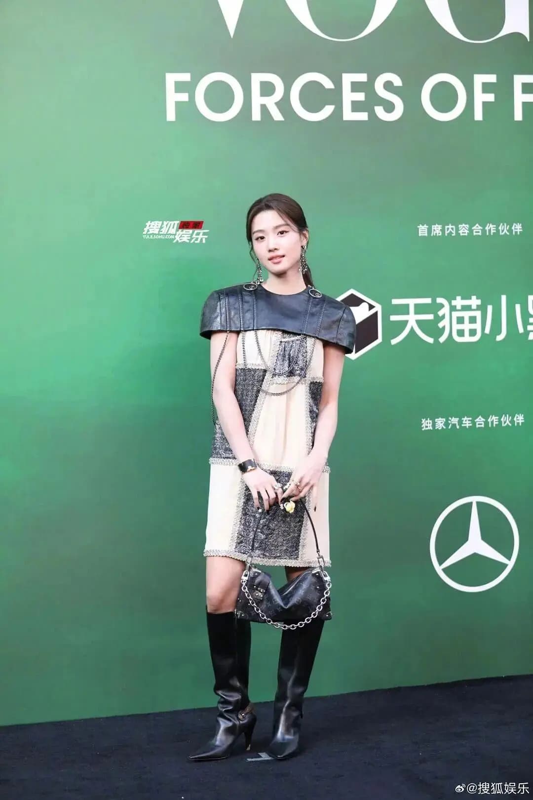 卢昱晓红毯造型被指土气