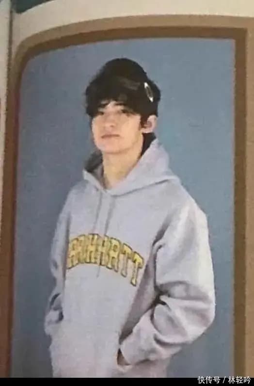 谢振轩入学报到照,身穿连帽卫衣酷似谢霆锋