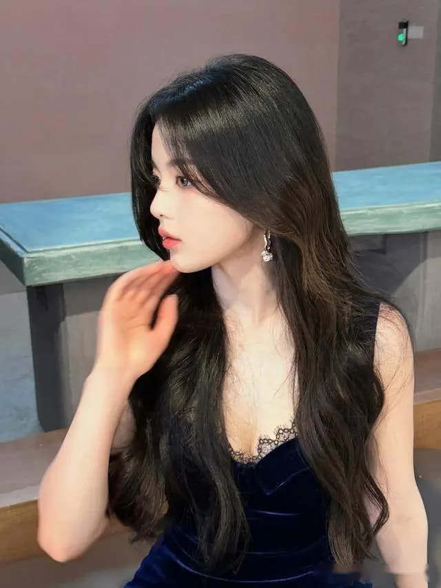 杨超越摆脱甜妹标签展现成熟魅力