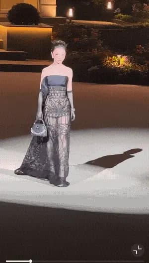 周冬雨红毯造型全身照展示