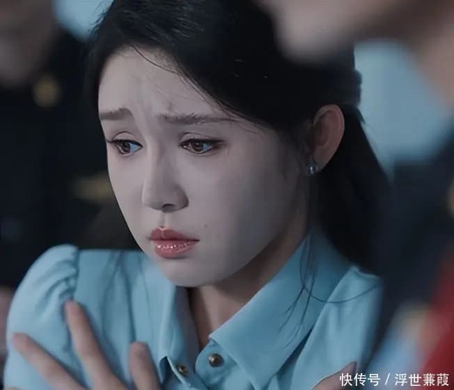 姜十七愤怒表情僵硬,嘴角紧抿脸颊无波动