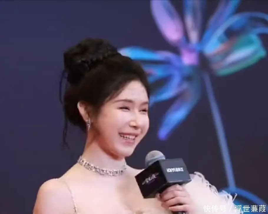 网友评论截图,质疑姜十七脸部僵硬