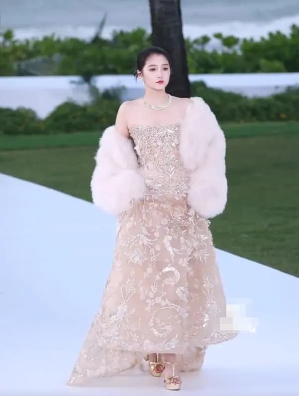 关晓彤红毯造型获赞