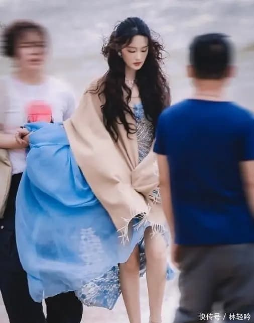 吴昕红毯自信微笑