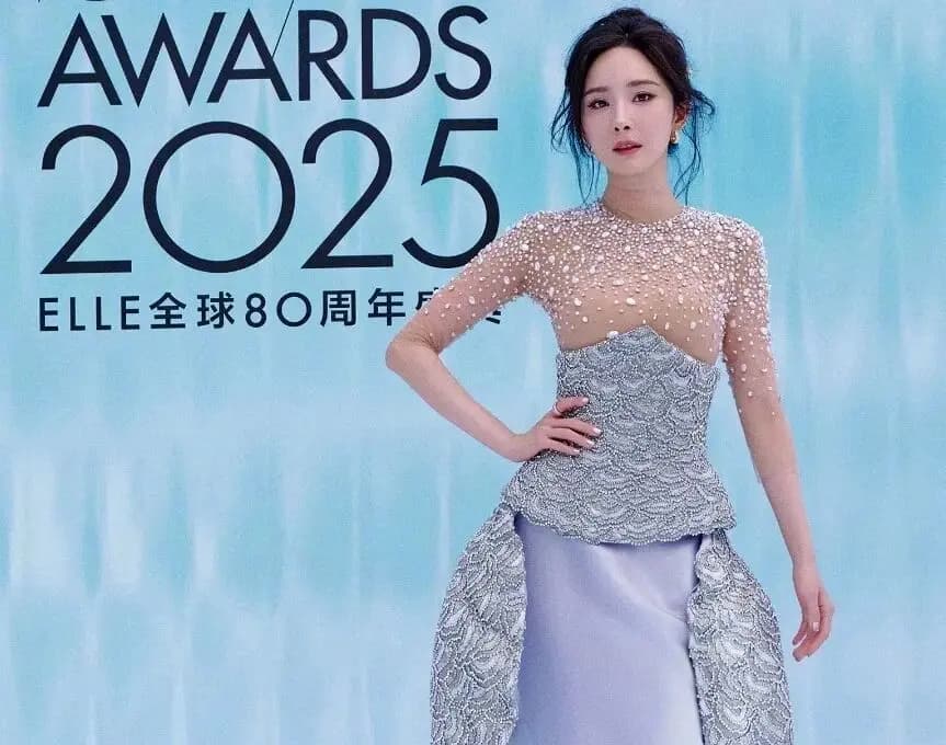 杨幂身穿紫色缎面蚌壳裙亮相