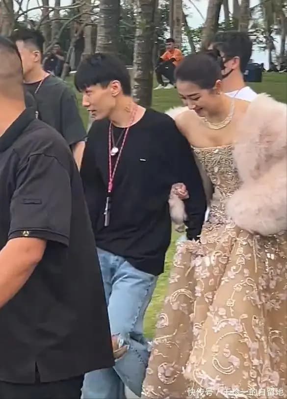 关晓彤在工作人员搀扶下候场