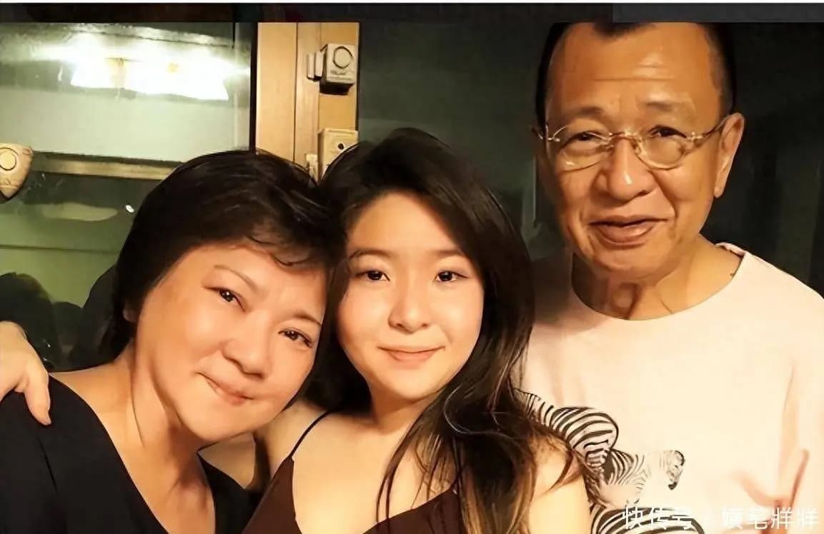 继杨振宁之后,又一名人去世,半个港圈都去了,佘诗曼哽咽落泪