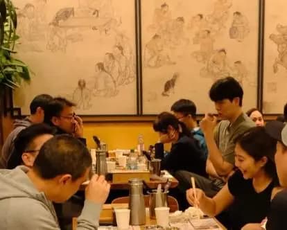 杨瀚森携女友吃饭被喷,媒体人:姚明那时若有自媒体是否也会被喷