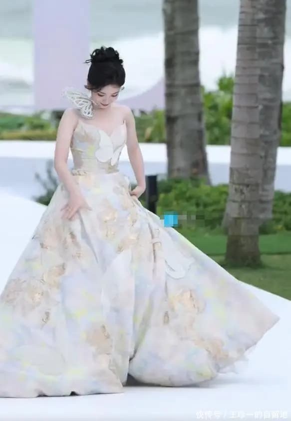 代露娃下台时再次踩到裙子摔倒