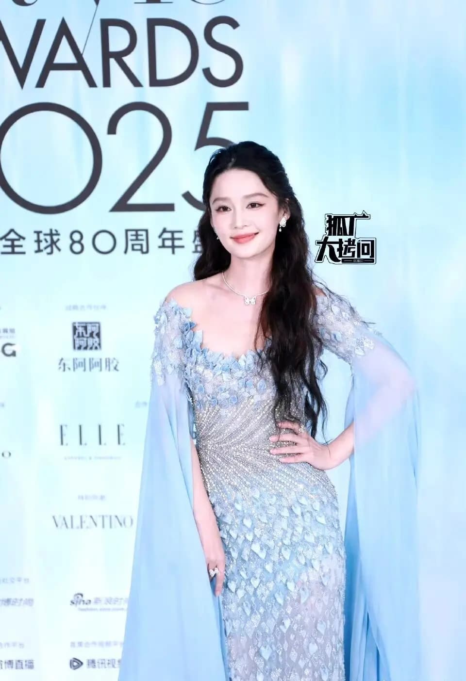 李沁身穿浅蓝色水晶鱼尾裙