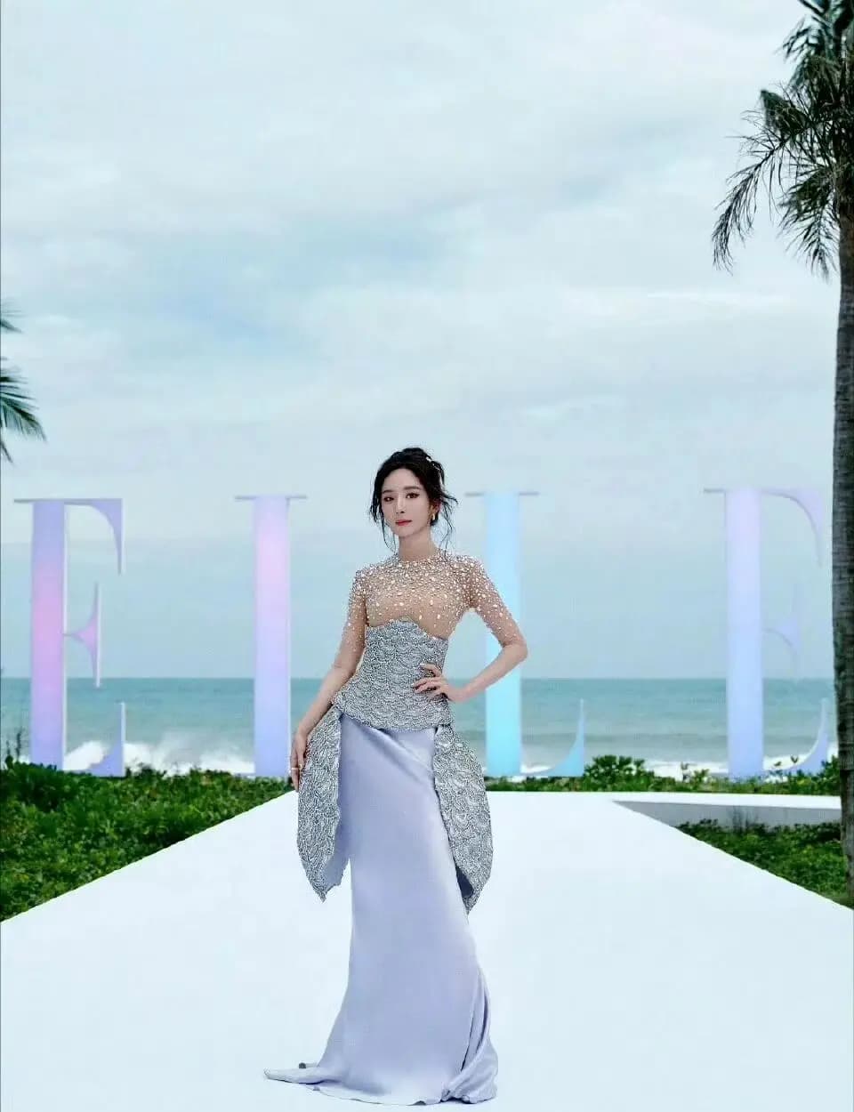 杨幂自信展示紫色礼服的背影