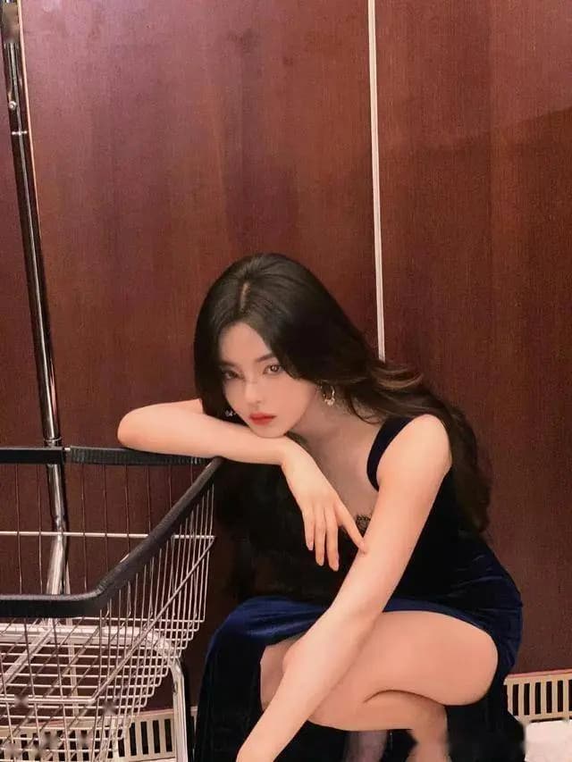 杨超越黑色系冷艳穿搭