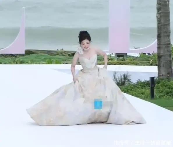 代露娃被裙摆绊倒摔在红毯上