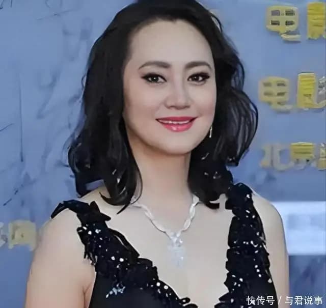 宋佳历经风波后出席活动接受掌声