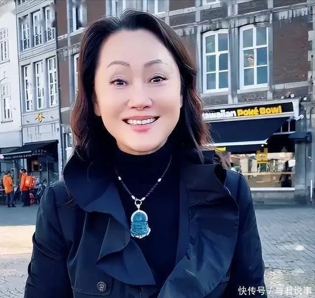 宋佳展示店内的手工旗袍作品