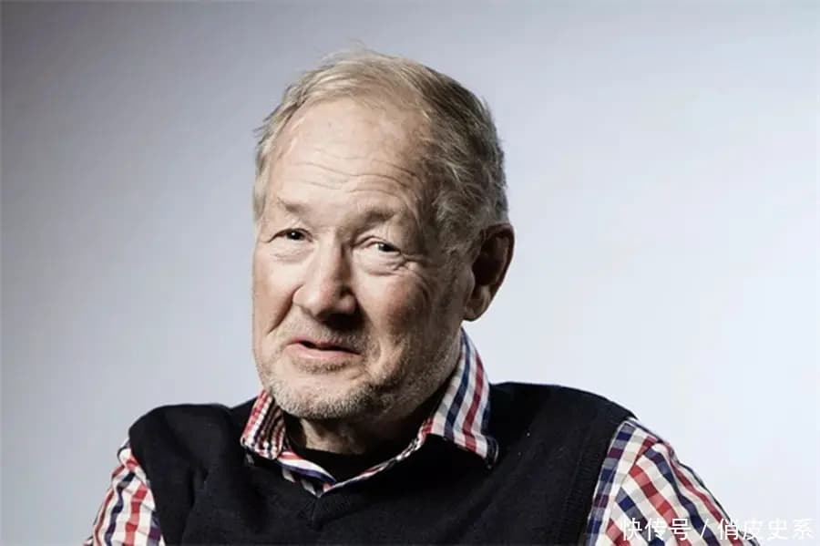 兰斯·克拉克接受采访时的照片