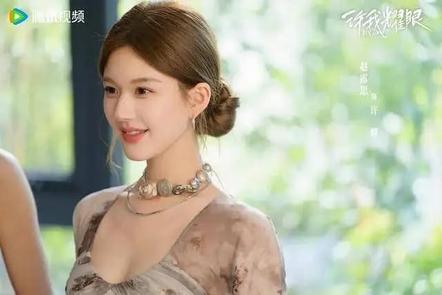 赵露思为角色减重后的妆造展示,凸显面部轮廓的改变