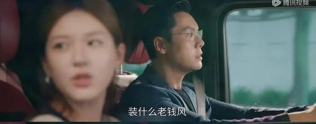 赵露思挑战熟龄女性角色的定妆照,眼神中透露着角色的复杂心理