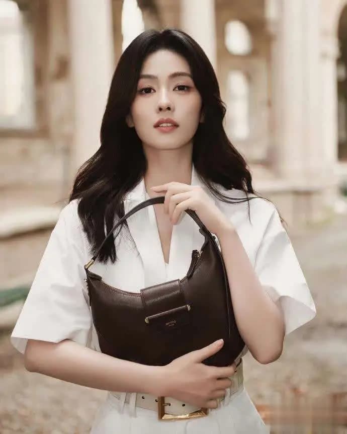 白鹿坐在绿绒长椅上低头浅笑搭配铆钉鞋