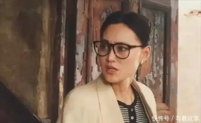 宋佳在片场与导演认真交流工作