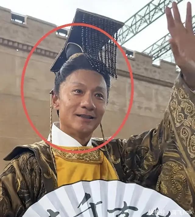 65岁林俊贤身穿唐太宗龙袍在景区表演,白发苍苍却精神矍铄