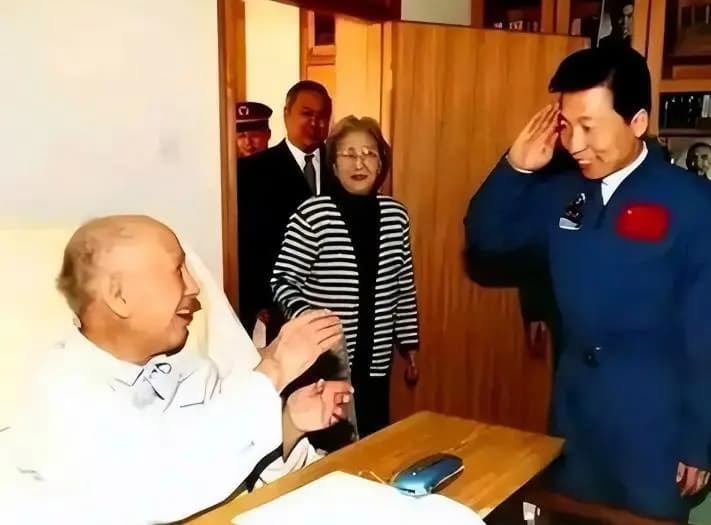 钱学森生前获得的荣誉证书与奖章展示