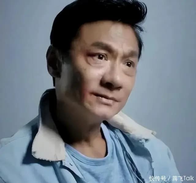 林俊贤配合游客合影展现良好职业心态