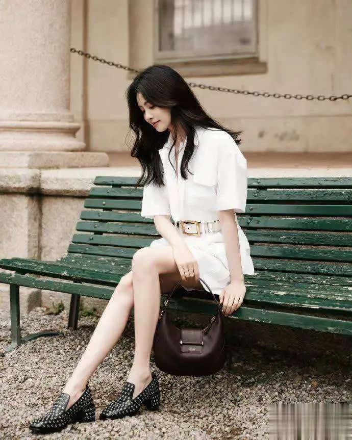 白鹿在欧式建筑背景下双手插兜展现超模气场