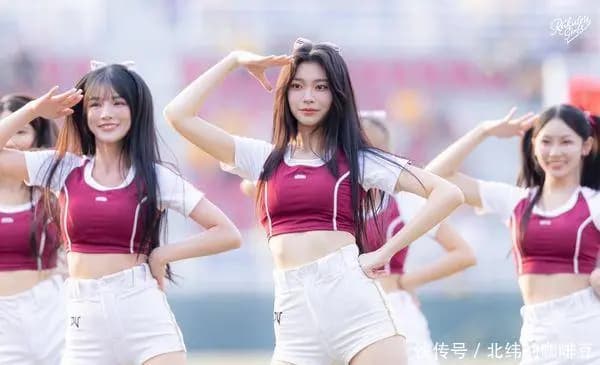 贝佳颐在MV中独挑大梁手持入学通知书