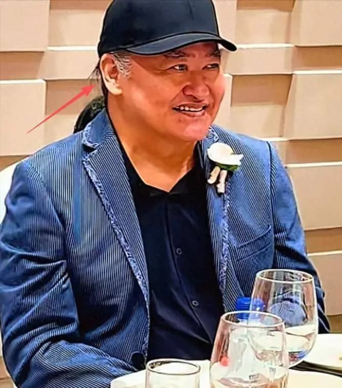 刘欢34岁女儿大婚!新娘打扮掉价,女婿长相普通,刘欢强颜欢笑