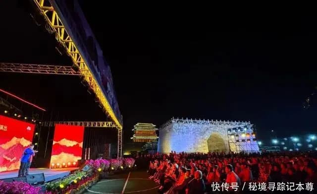 李金斗石富宽率团在河南新乡冒雨进行国庆演出