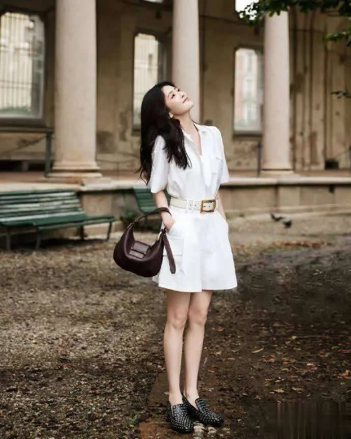 白鹿全身白色系穿搭兼具职场与度假风格