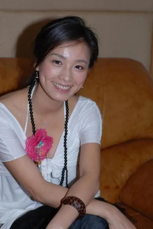 张庭一家拍全家福,15岁女儿露“大肚皮”有孕感,儿子高帅像混血