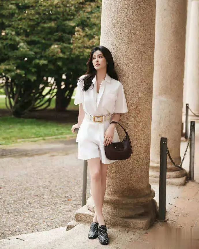 白鹿时尚大片展现多面魅力与独特气质