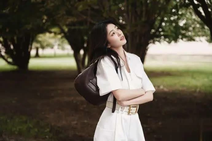 白鹿街头漫步白衣黑发美如画,内娱甜妹天花板实锤!