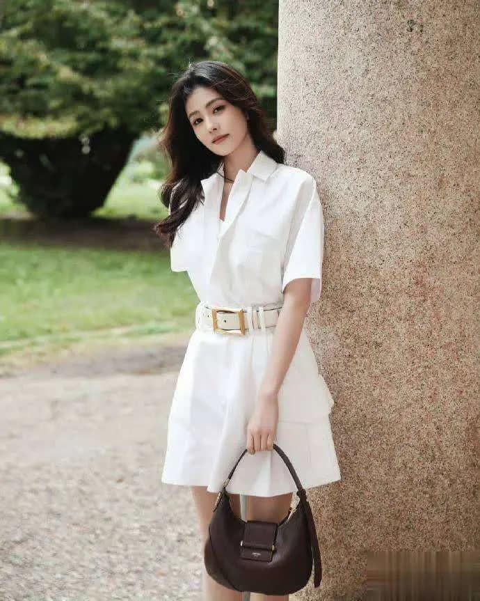 白鹿侧身倚靠圆柱展现优越头身比例