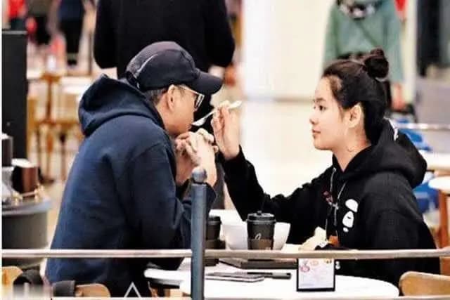 父母与异性子女相处需把握好尺度