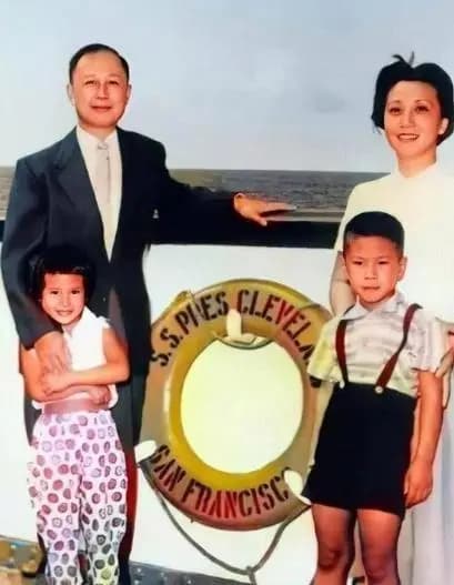 钱学森在导弹试验现场指导工作